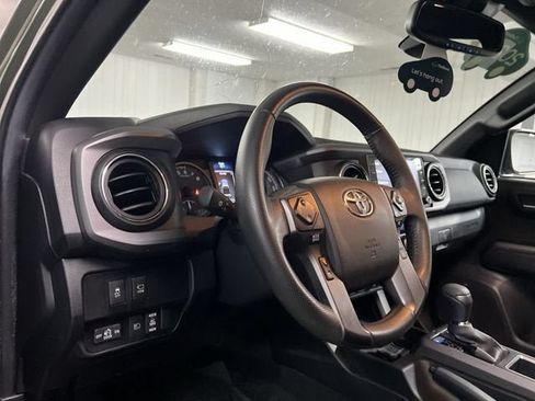 Used 2022 Toyota Tacoma TRD Sport w/ TRD Premium Sport Package AWD/4WD image 10