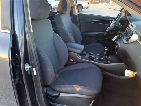 Used 2019 Kia Sorento LX w/ LX Convenience Package image 8