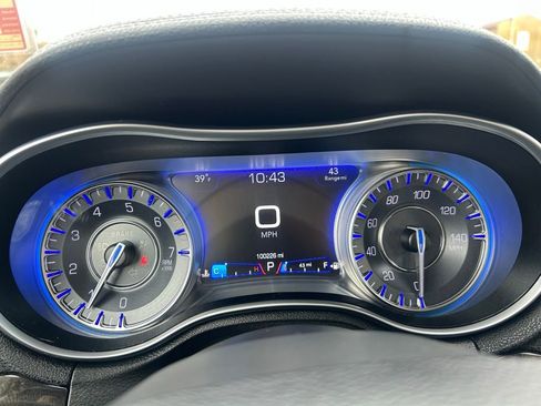 Used 2017 Chrysler 300 C image 12