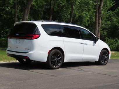 Used 2024 Chrysler Pacifica Limited w/ Uconnect Theater Family Group