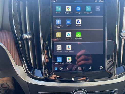 Used 2025 Volvo V60 B5 Cross Country Plus image 21