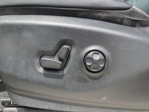 Used 2023 Chrysler Pacifica Touring-L FWD image 15