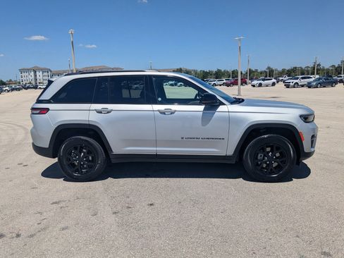 Used 2025 Jeep Grand Cherokee Altitude image 3