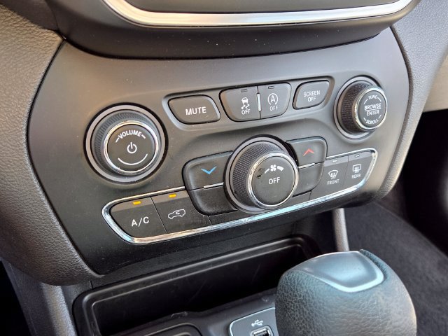 Used 2019 Jeep Cherokee Latitude w/ Popular Appearance Group FWD image 21