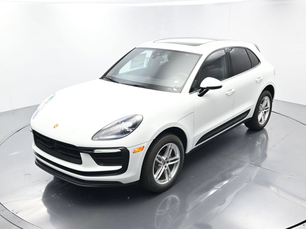 Certified 2025 Porsche Macan AWD/4WD image 43