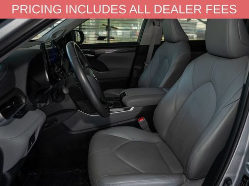 Used 2023 Toyota Highlander Limited FWD image 13