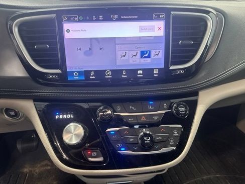 Used 2023 Chrysler Pacifica Touring-L FWD image 15