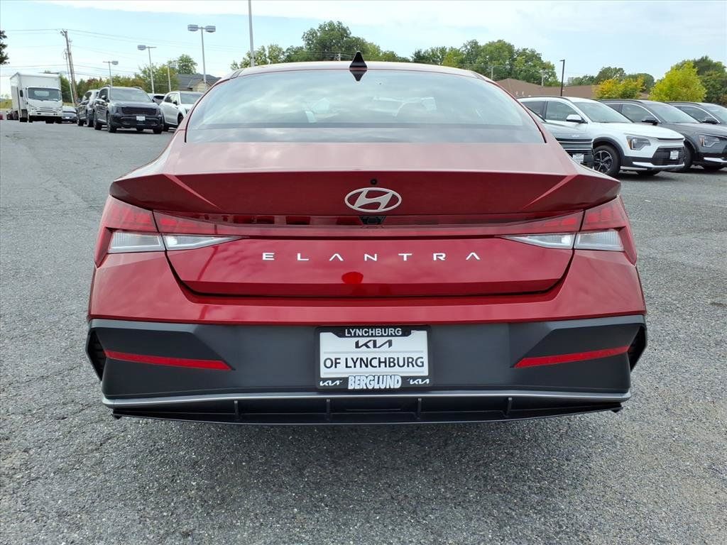 Used 2025 Hyundai Elantra SEL FWD image 5