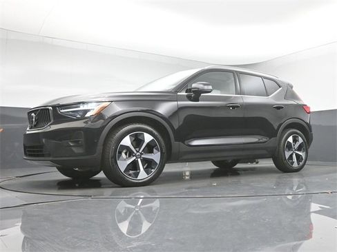 Used 2025 Volvo XC40 B5 Plus image 38