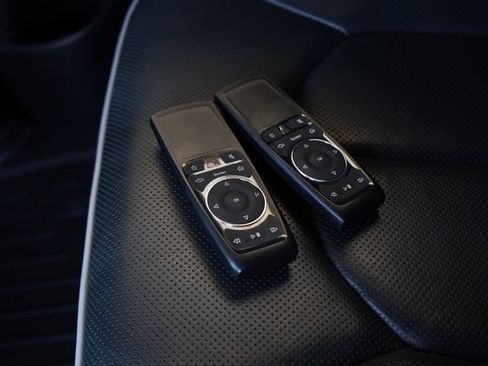 Used 2021 Chrysler Pacifica Limited w/ Uconnect Theater Family Group FWD image 30