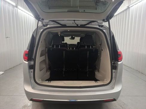 Used 2023 Chrysler Pacifica Limited FWD image 18