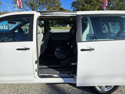 Used 2016 Toyota Sienna L image 25
