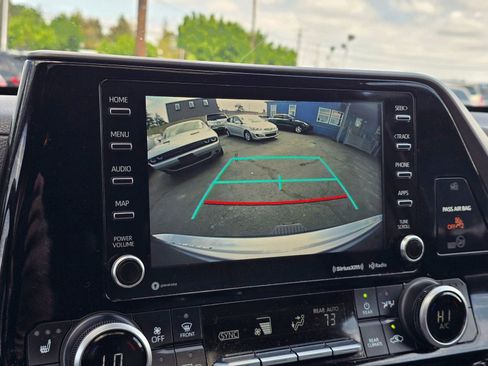 Used 2022 Toyota Highlander XLE AWD/4WD image 34