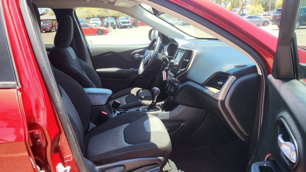 Used 2016 Jeep Cherokee Sport FWD image 18