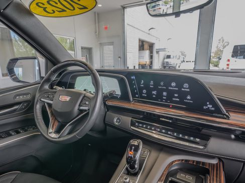 Used 2023 Cadillac Escalade Premium Luxury AWD/4WD image 19