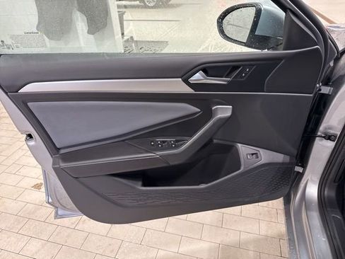 Certified 2025 Volkswagen Jetta SE image 9