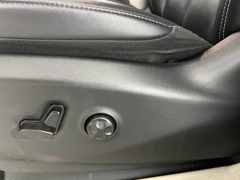 Used 2024 Chrysler Pacifica Touring-L image 23