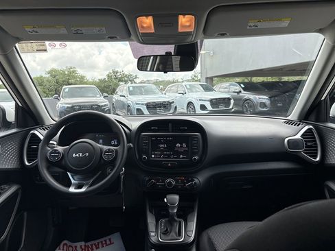 Used 2025 Kia Soul LX w/ LX Technology Package FWD image 18