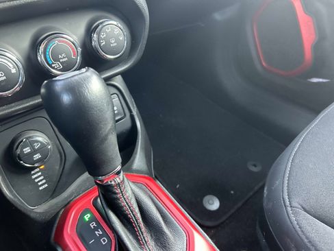 Used 2015 Jeep Renegade Trailhawk image 30