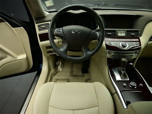 Used 2017 INFINITI Q70 3.7 image 2