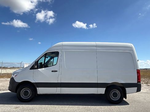 Used 2021 Mercedes-Benz Sprinter 1500 image 2