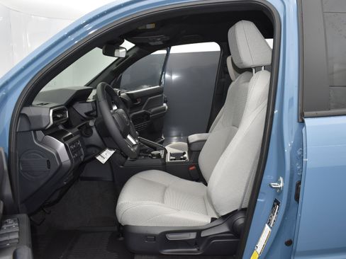 Used 2025 Toyota 4Runner SR5 AWD/4WD image 12