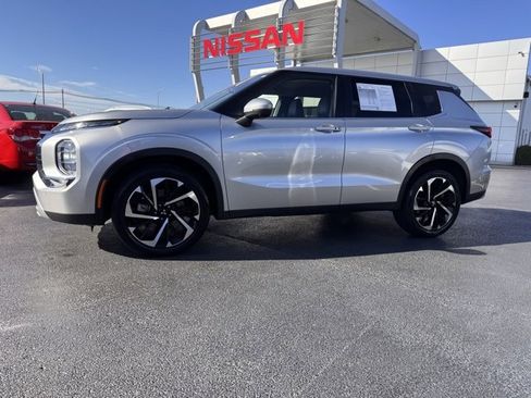 Used 2024 Mitsubishi Outlander SE image 2