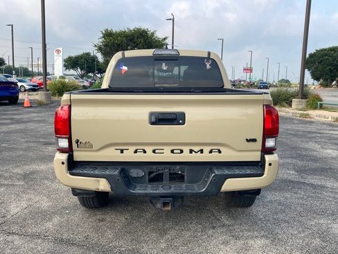 Used 2019 Toyota Tacoma TRD Sport w/ Technology Package AWD/4WD image 4