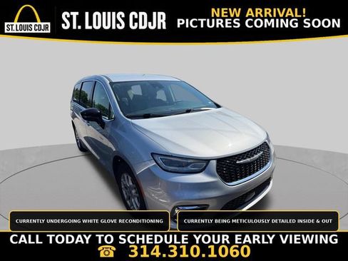 Used 2024 Chrysler Pacifica Touring-L FWD image 1