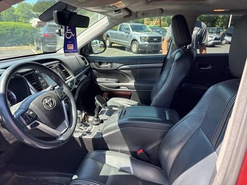Used 2017 Toyota Highlander SE AWD/4WD image 9