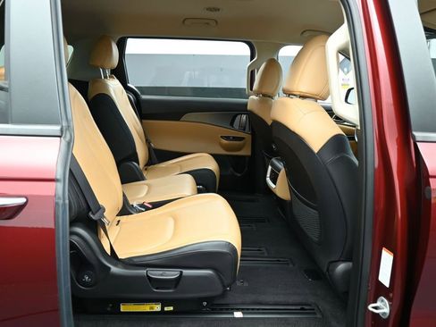 Used 2024 Kia Carnival LX FWD image 35