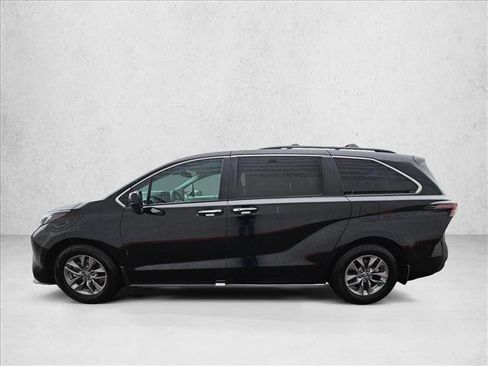 Used 2023 Toyota Sienna XLE image 2
