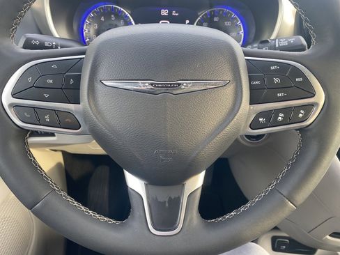 Used 2024 Chrysler Pacifica Touring-L image 9