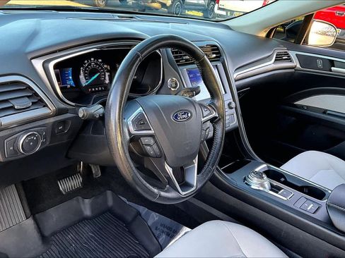 Used 2020 Ford Fusion SE image 18