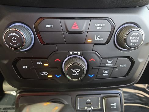 Used 2023 Jeep Renegade Altitude w/ Sun/Sound Group AWD/4WD image 25