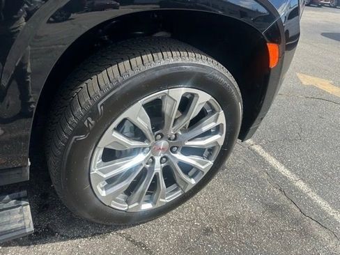 Used 2024 GMC Yukon Denali w/ Advanced Technology Package image 24