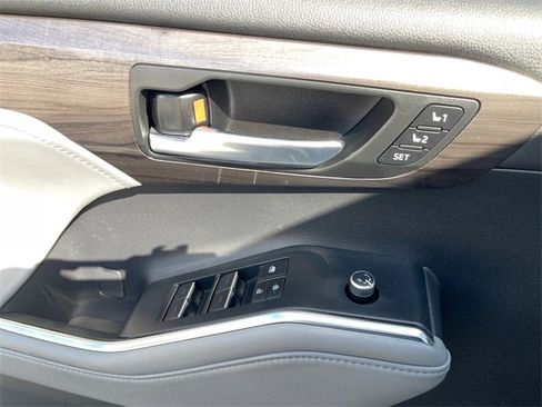 Used 2022 Toyota Highlander Limited image 24