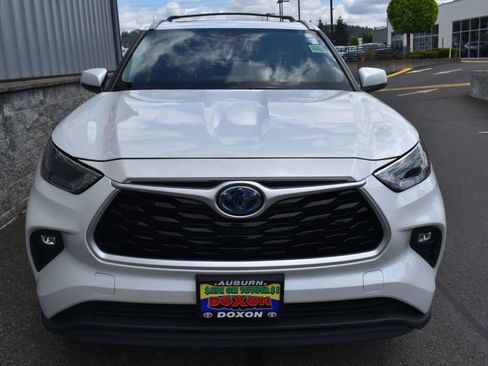 Used 2022 Toyota Highlander XLE AWD/4WD image 2
