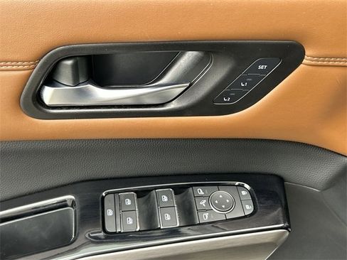 Used 2023 Nissan Pathfinder Platinum image 16