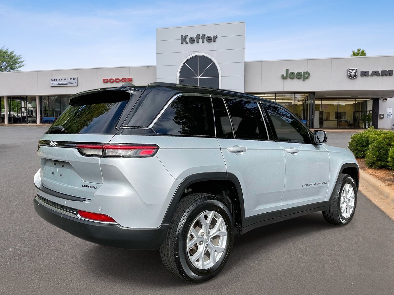 Used 2023 Jeep Grand Cherokee Limited AWD/4WD image 6