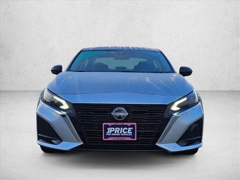 Used 2024 Nissan Altima 2.5 SV image 2