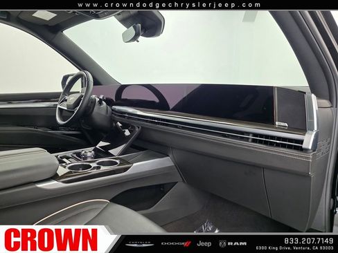 Used 2025 Cadillac Escalade ESV Premium Luxury image 17