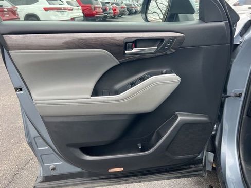 Used 2021 Toyota Highlander Limited image 28