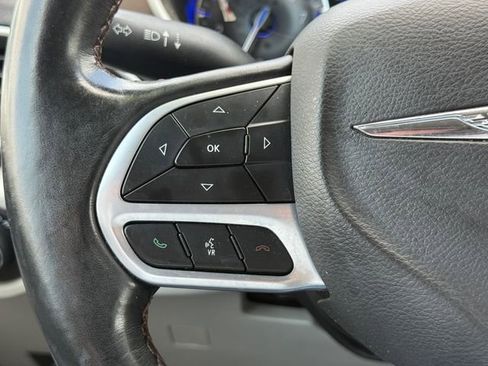 Used 2019 Chrysler Pacifica Touring-L FWD image 22