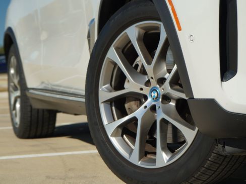 Used 2025 BMW X5 xDrive50e image 3