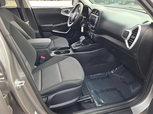 Used 2025 Kia Soul LX w/ LX Technology Package FWD image 21
