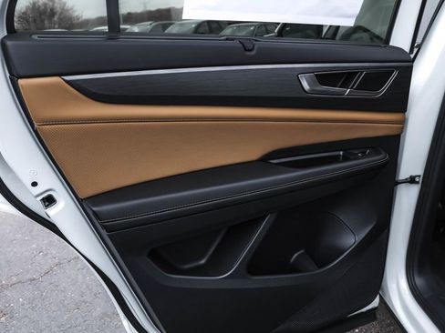 Used 2025 Volkswagen Atlas Cross Sport SE image 26