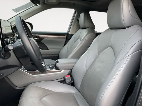 Used 2023 Toyota Highlander Limited image 13