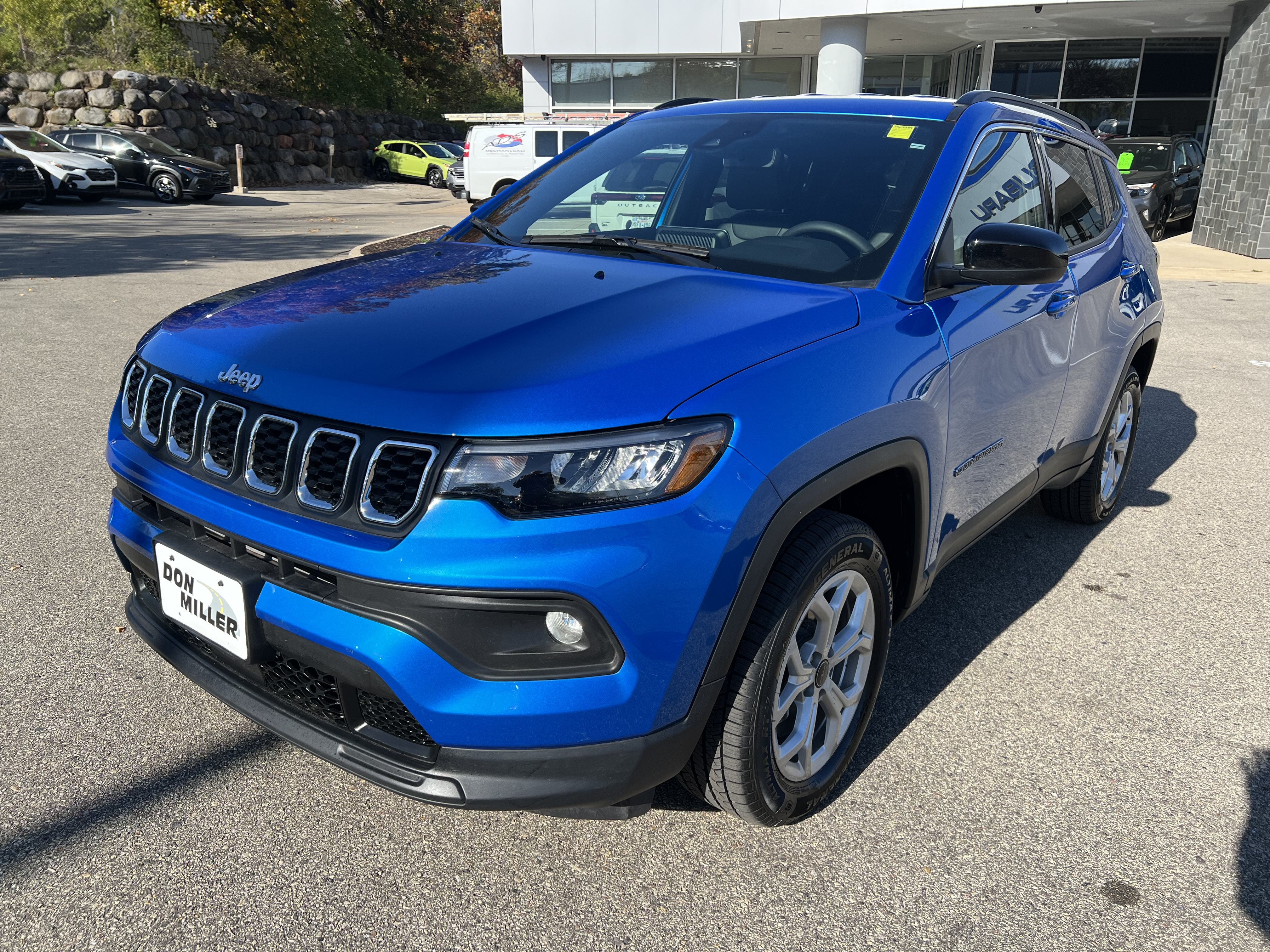 Used 2025 Jeep Compass Latitude AWD/4WD image 3
