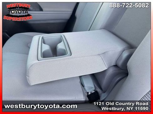 Used 2022 Toyota Highlander LE AWD/4WD image 16